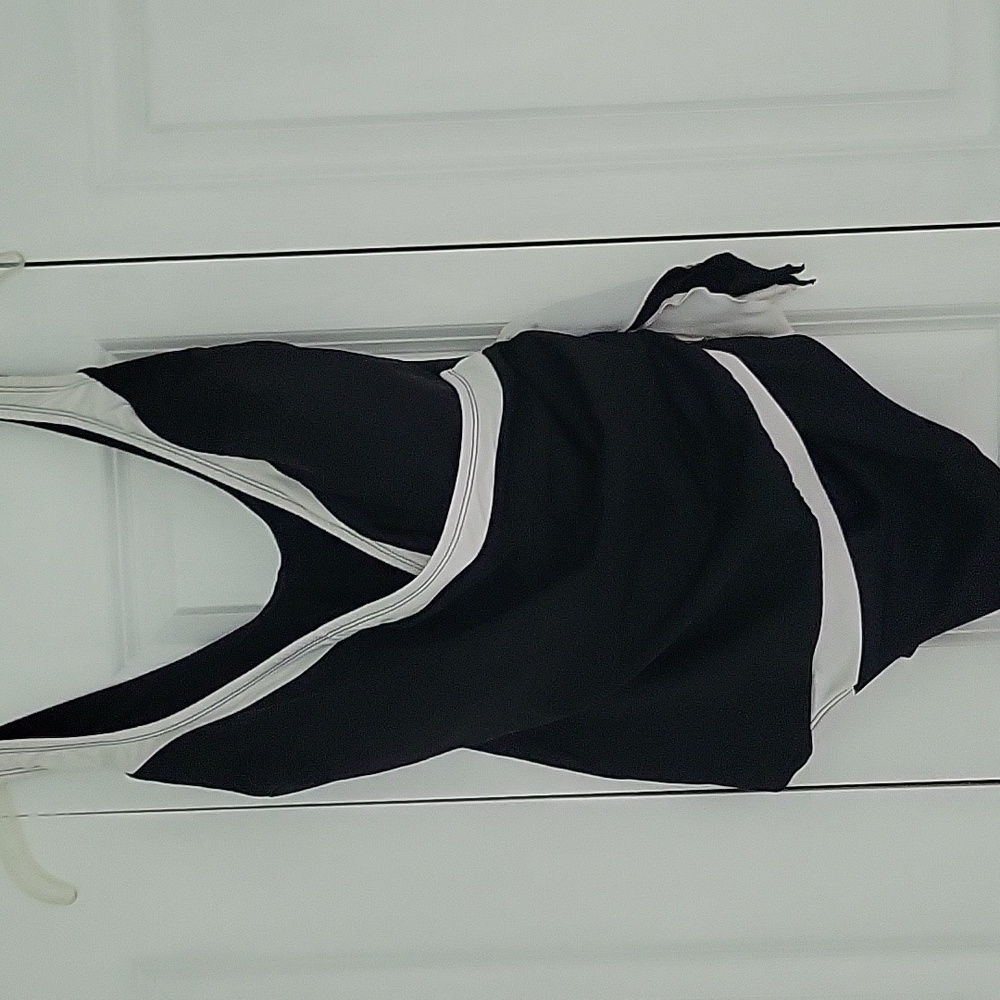 Inches Away Swimsuit Sz 20 Slimming 1-piece Black & White